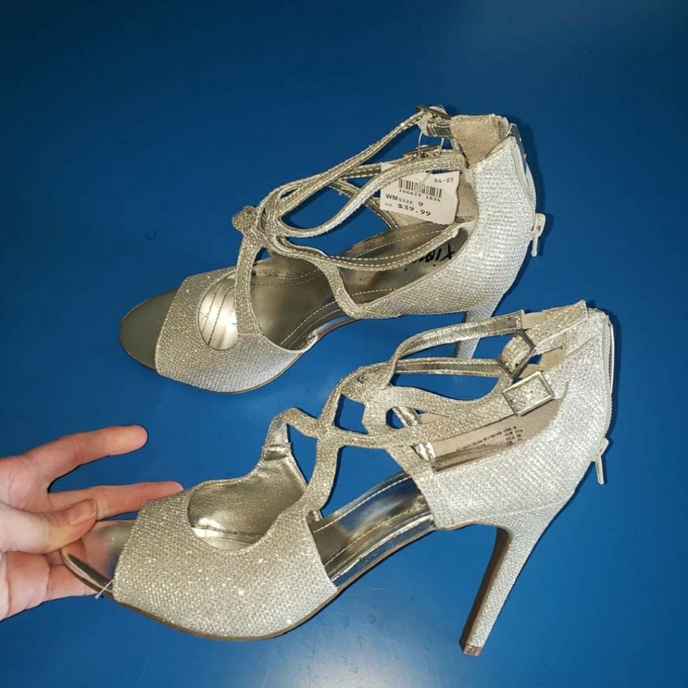 New women's silver Heels size 9